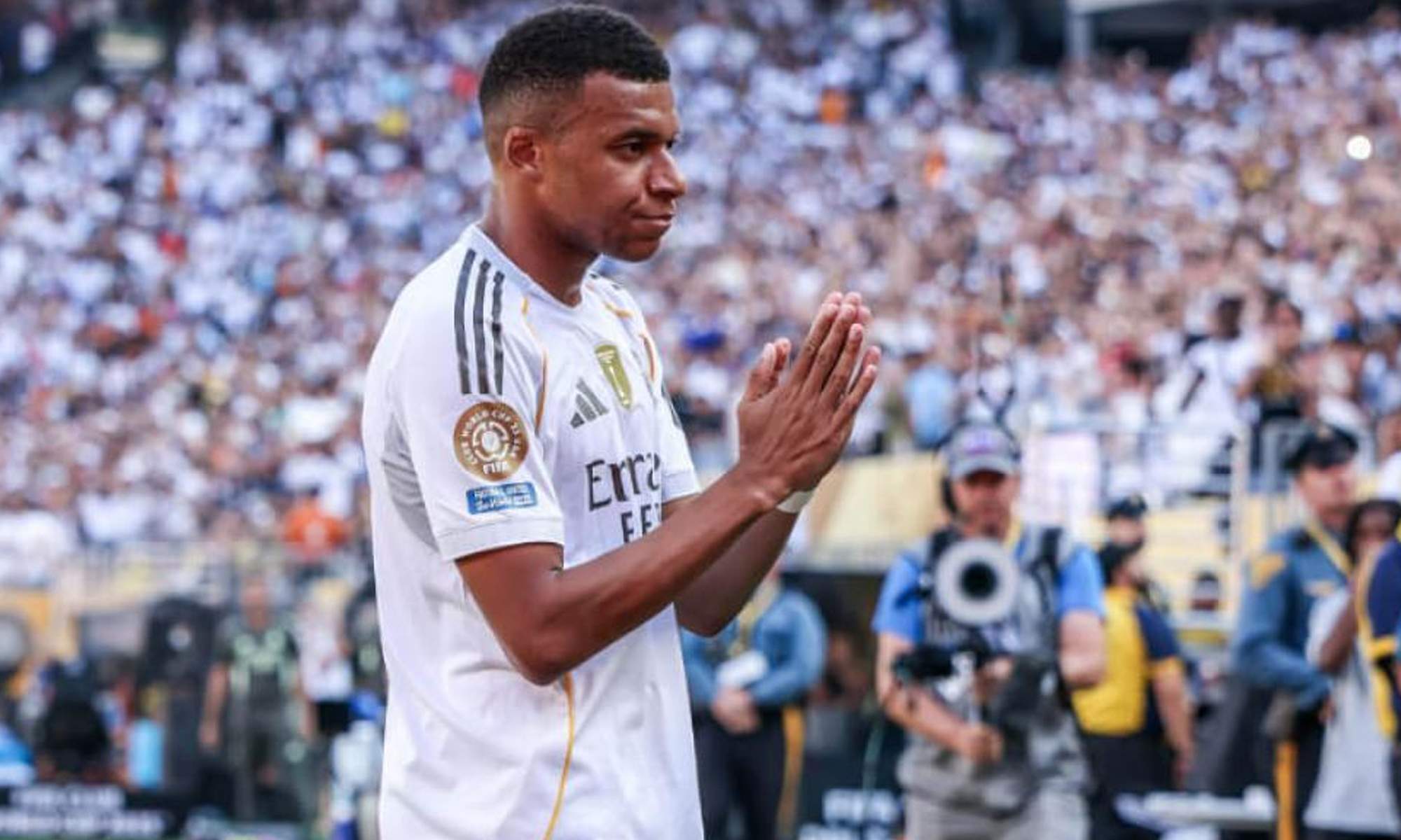 Kylian Mbappé saludando a la afición del Real Madrid. 