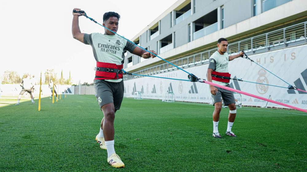 Endrick y Trent Alexander-Arnold durante un entrenamiento del Real Madrid. Endrick y Trent Alexander-Arnold durante un entrenamiento del Real Madrid.