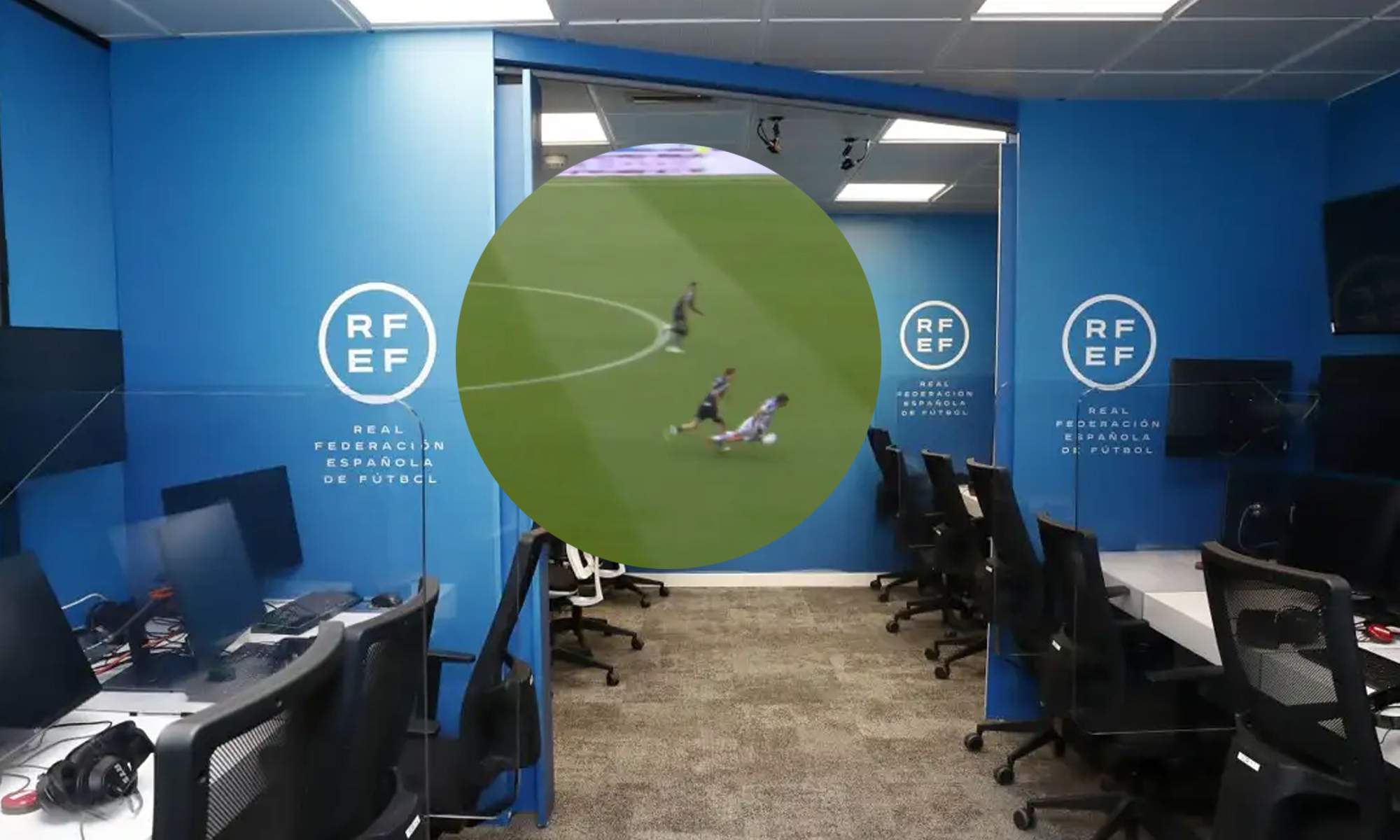 Una sala VAR de España y una foto de la acción de la expulsión de Huijsen.