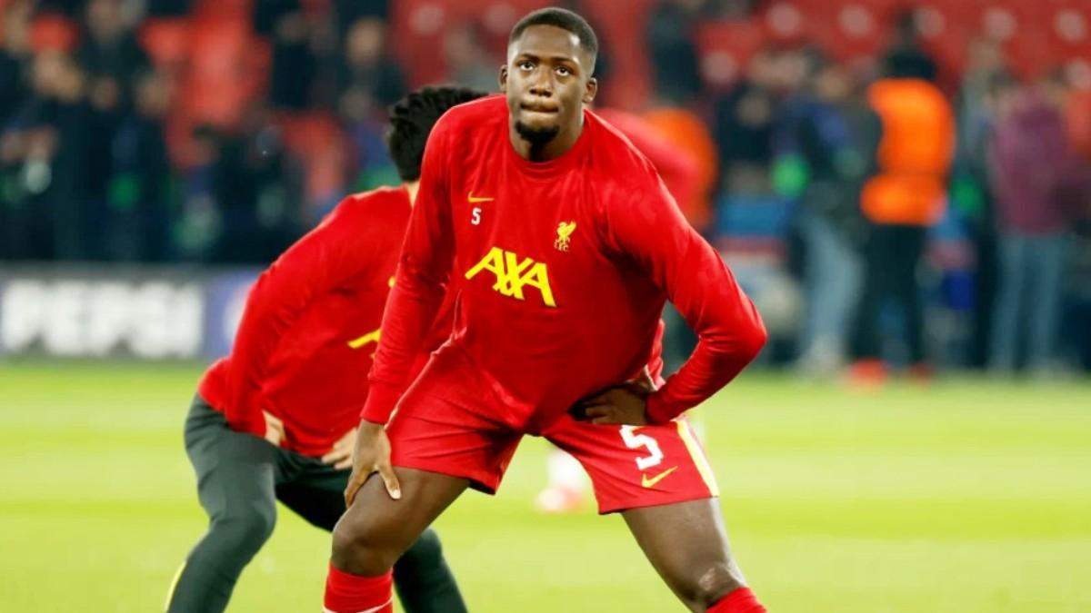 Konaté calentando antes de un partido contra el Liverpool