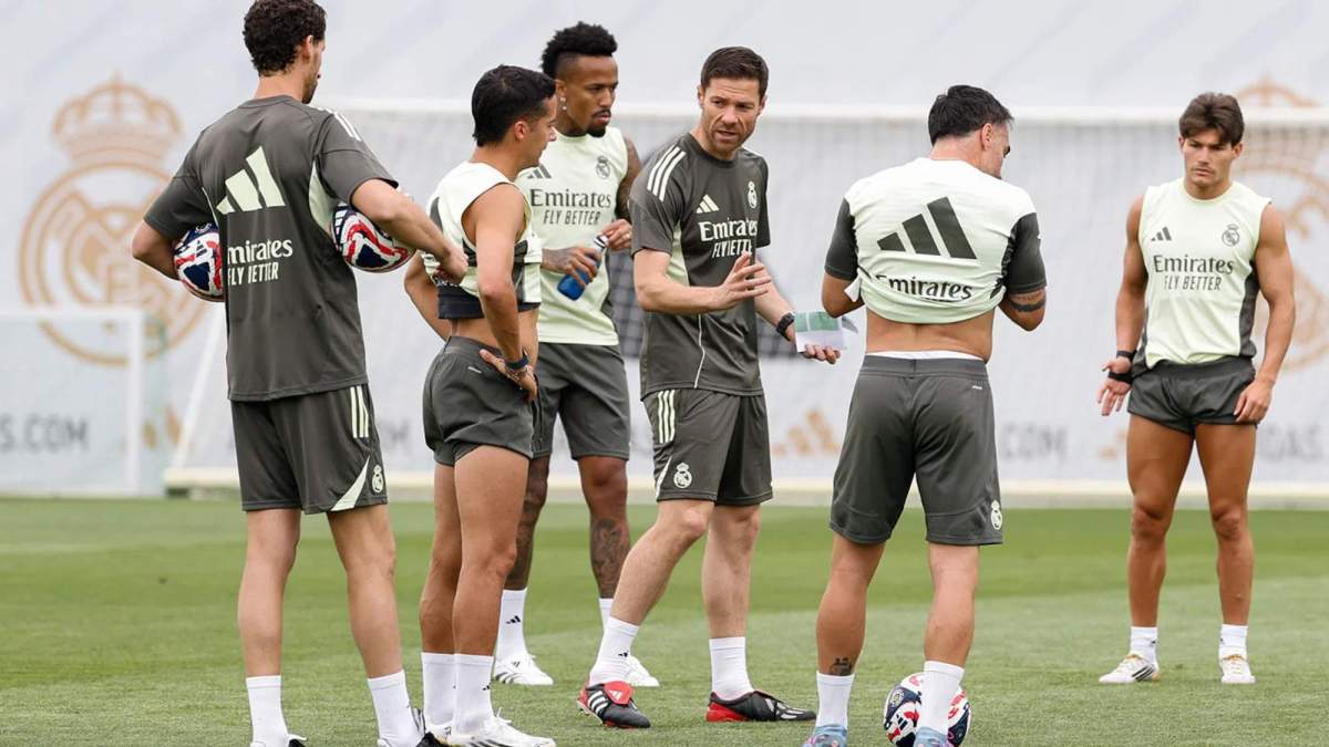 Xabi Alonso dando órdenes a Lucas Vázquez y varios jugadores Xabi Alonso dando órdenes a Lucas Vázquez y varios jugadores