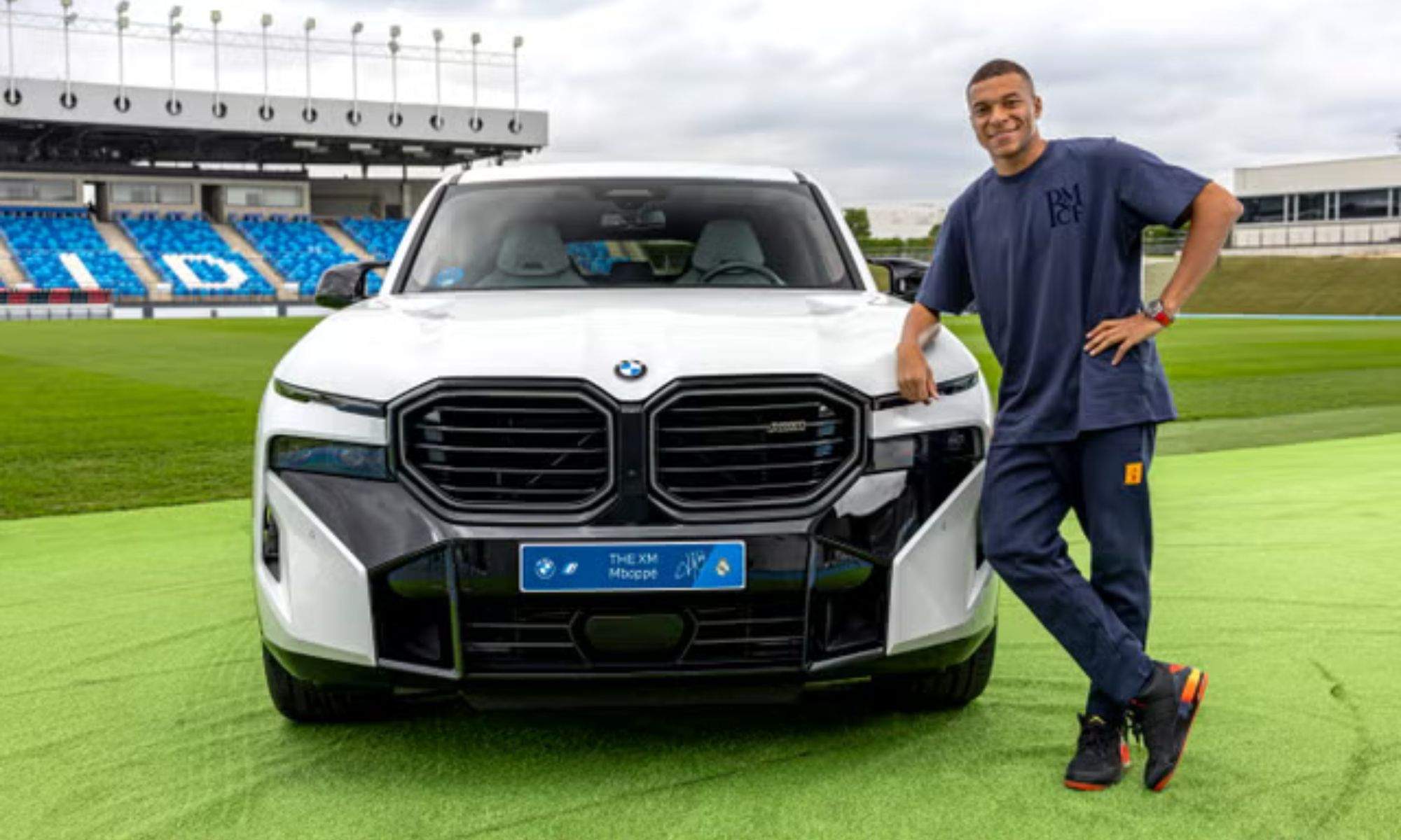 Mbappé y su BMW XM 