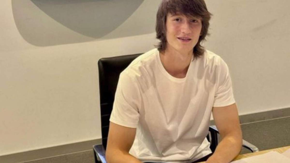 Joan Martínez firmando su contrato de renovación