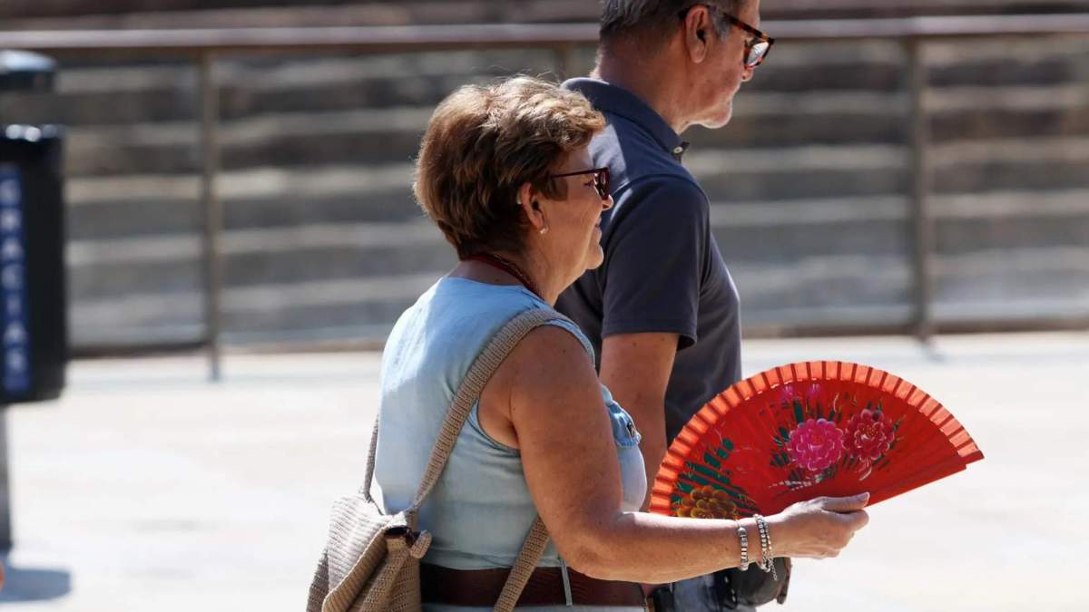 Una mujer, con un abanico, pasea por el pleno centro de Madrid Una mujer, con un abanico, pasea por el pleno centro de Madrid