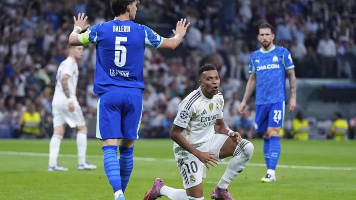 Kylian Mbappé se lamenta tras una ocasión fallida en la primera parte del partido de esta noche contra el Olympique de Marsella.