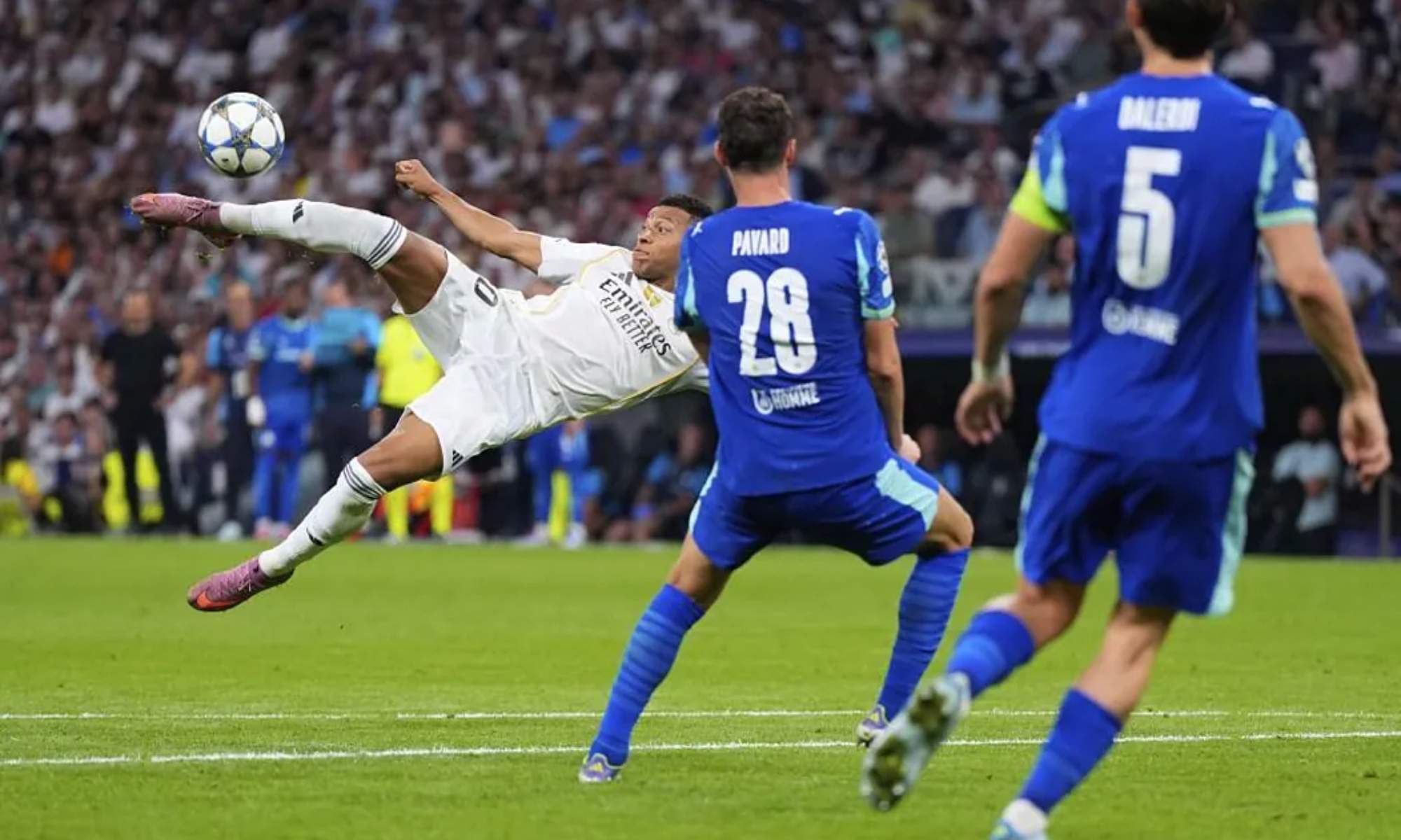 Kylian Mbappé, golpeando un balón en el encuentro entre el Real Madrid y el Olympique de Marsella. Kylian Mbappé, golpeando un balón en el encuentro entre el Real Madrid y el Olympique de Marsella.