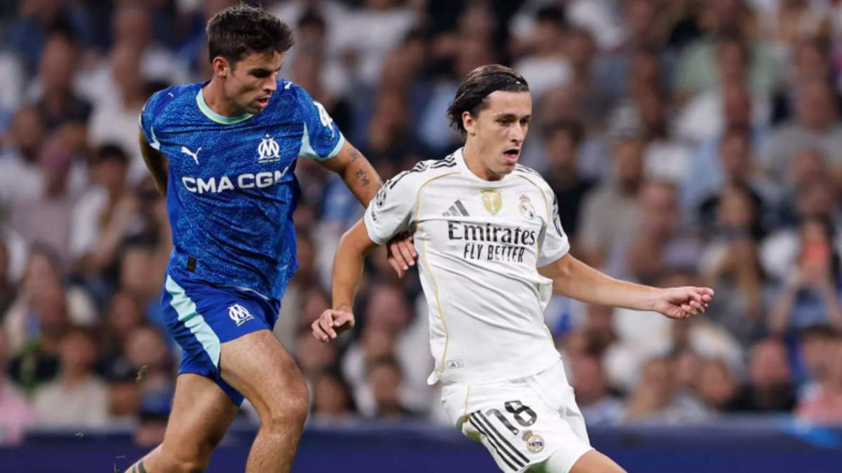 Álvaro Carreras en un lance del juego ante el Marsella