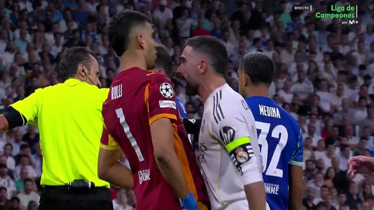 El cabezazo que le ha costado la roja a Carvajal El cabezazo que le ha costado la roja a Carvajal