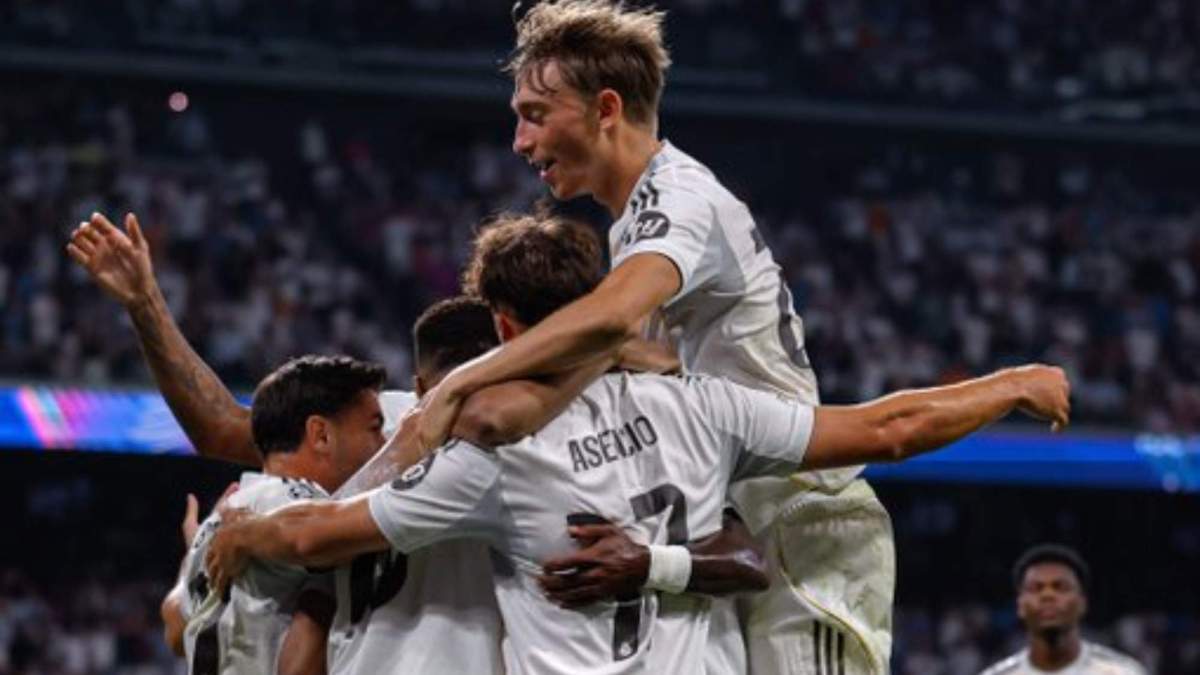 Jugadores del Real Madrid celebrando el segundo gol de Mbappé (1) Jugadores del Real Madrid celebrando el segundo gol de Mbappé (1)