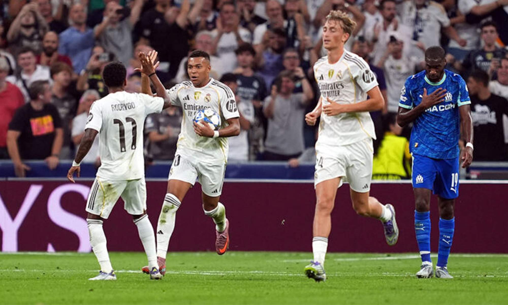 Kylian Mbappé y Rodrygo Goes celebrando el gol del francés. 