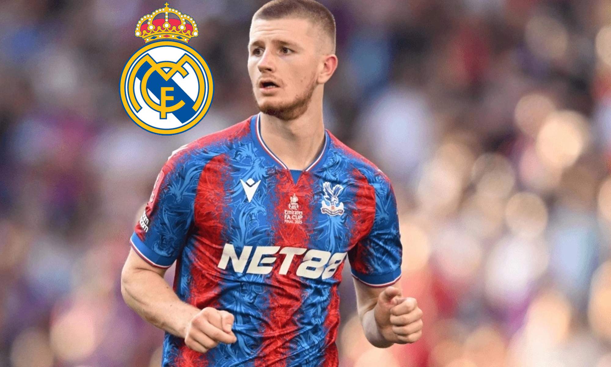 Adam Wharton jugando un partido con el Crystal Palace y el escudo del Real Madrid. 