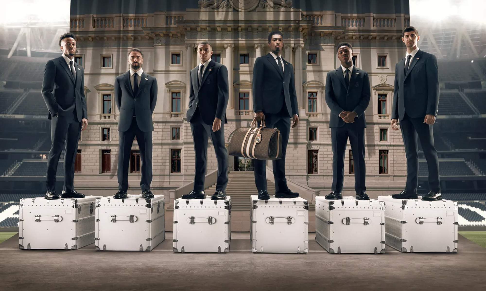 Los jugadores del Real Madrid llevando trajes de Louis Vuitton.