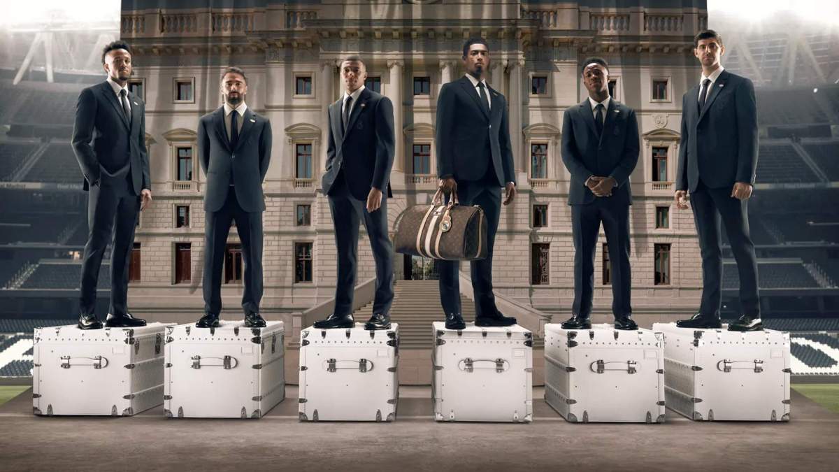 Los jugadores del Real Madrid llevando trajes de Louis Vuitton.
