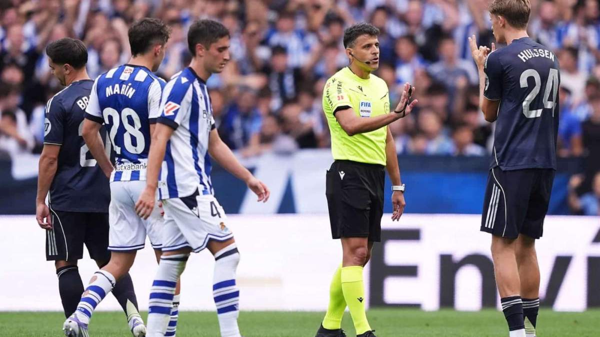 Dean Huijsen, incrédulo, acepta con resignación la tarjeta roja mostrada por Jesús Gil Manzano ante la Real Sociedad.