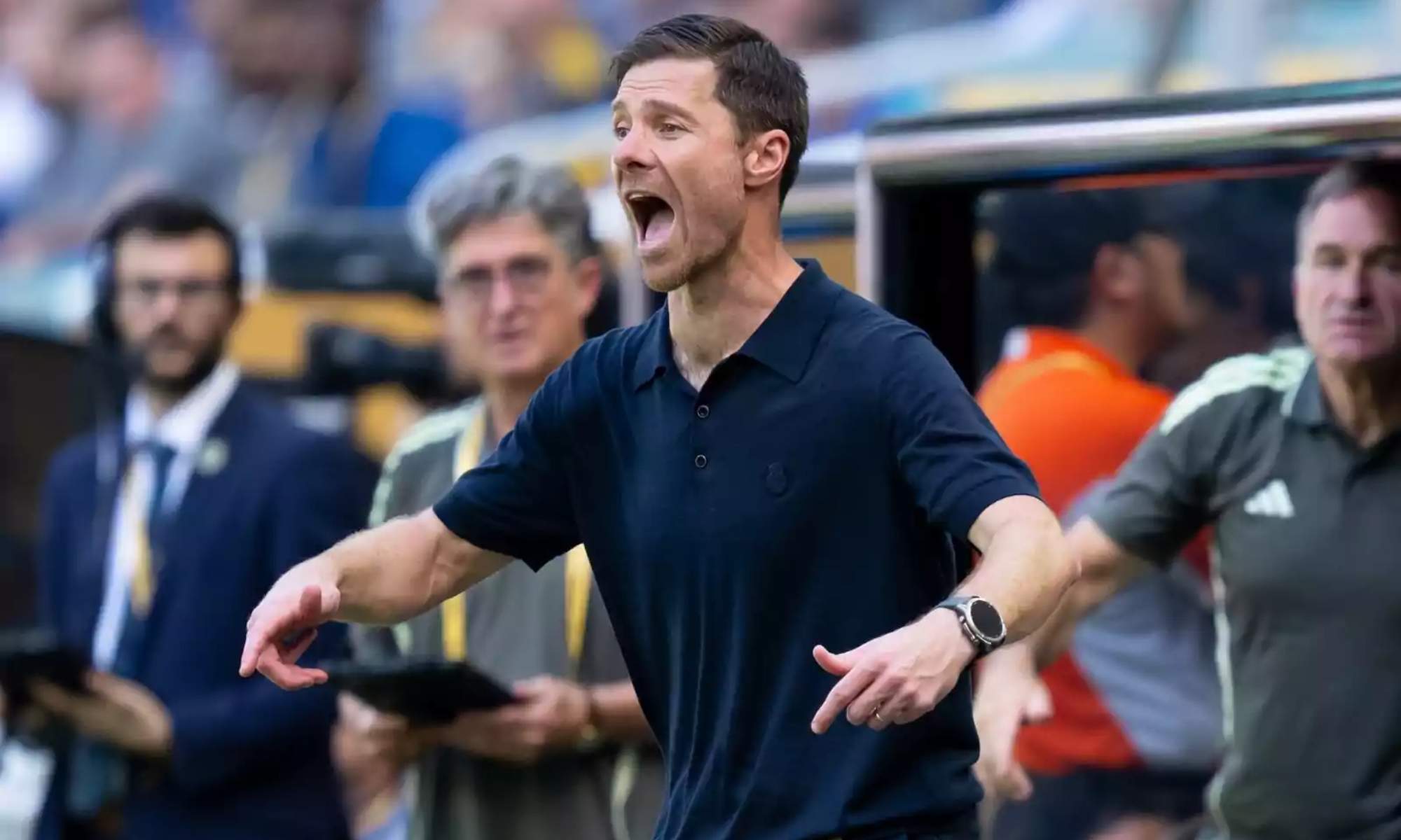 Xabi Alonso, dando órdenes a sus jugadores durante un partido del Real Madrid.