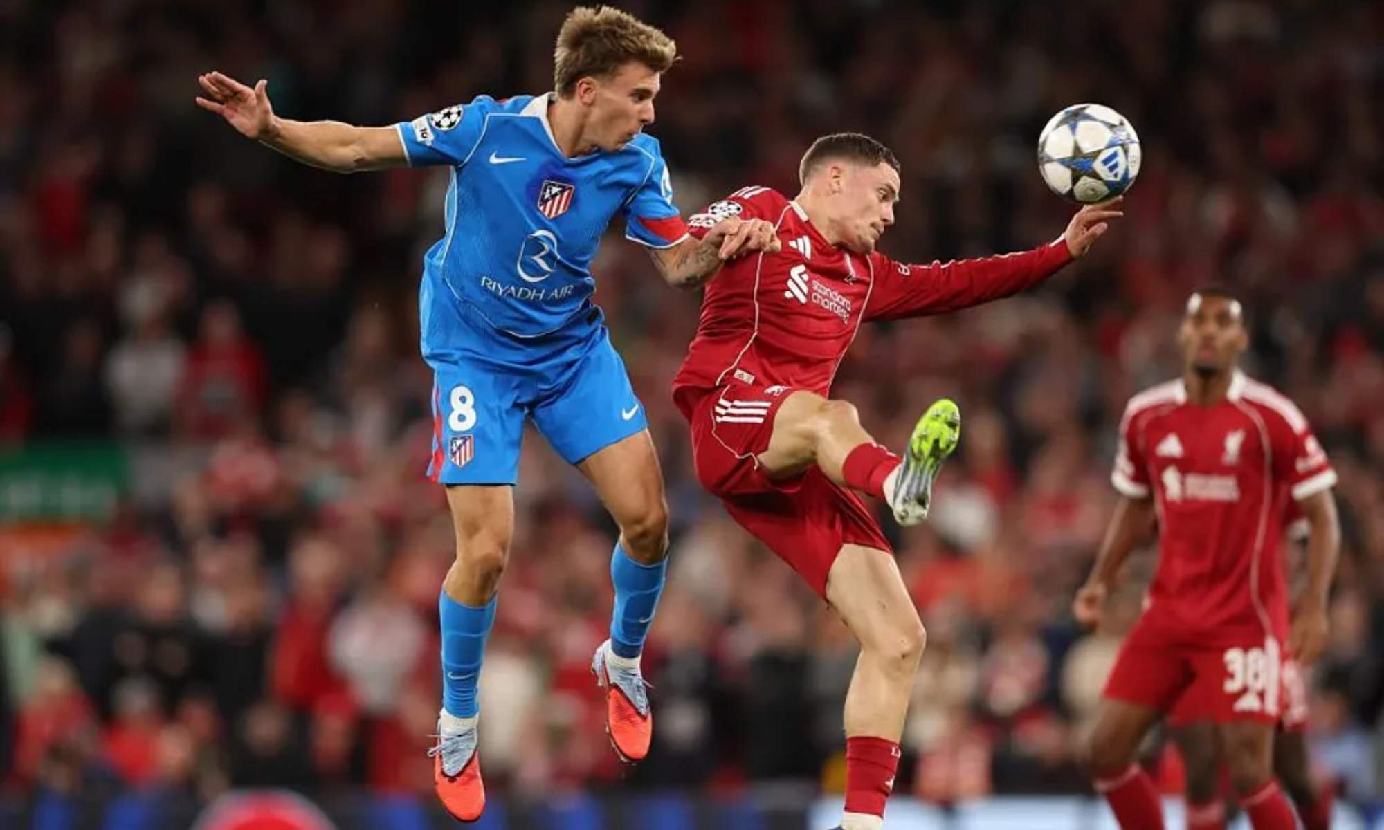 Pablo Barrios y Florian Wirtz luchan por un balón aéreo, en el encuentro de esta noche en Anfield entre Liverpool y Atlético.