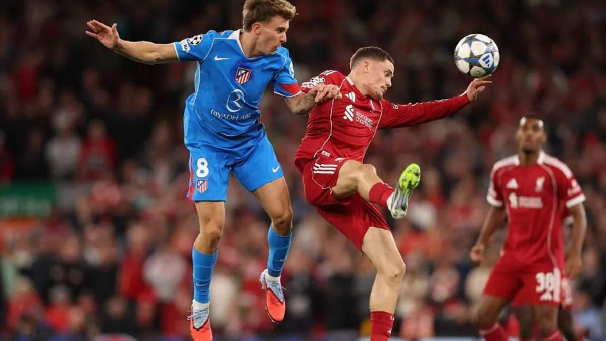 Pablo Barrios y Florian Wirtz luchan por un balón aéreo, en el encuentro de esta noche en Anfield entre Liverpool y Atlético.