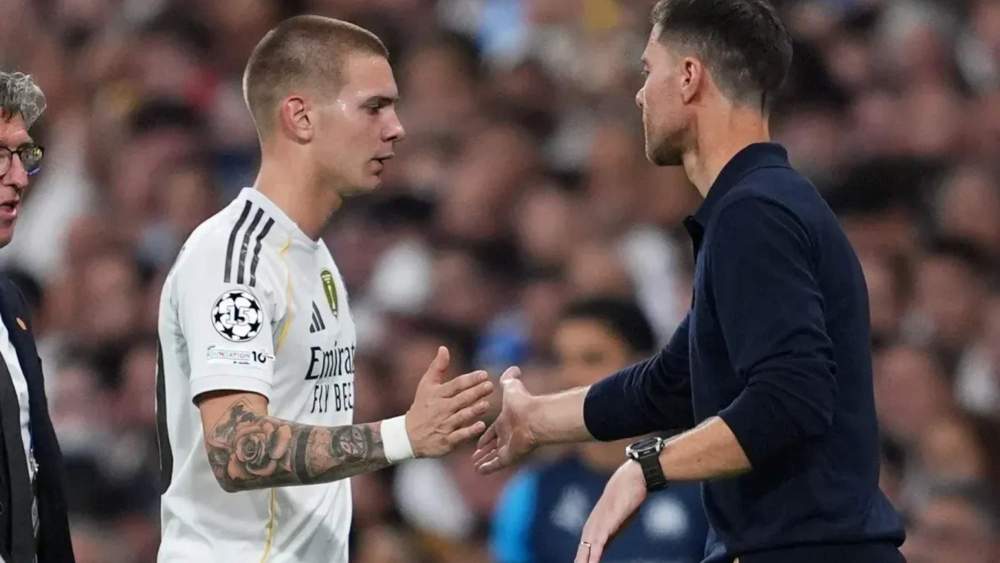 Xabi Alonso, chocando las manos con Franco Mastantuono; el argentino fue uno de los cambios del técnico en el partido de este martes ante el Marsella. Xabi Alonso, chocando las manos con Franco Mastantuono; el argentino fue uno de los cambios del técnico en el partido de este martes ante el Marsella.