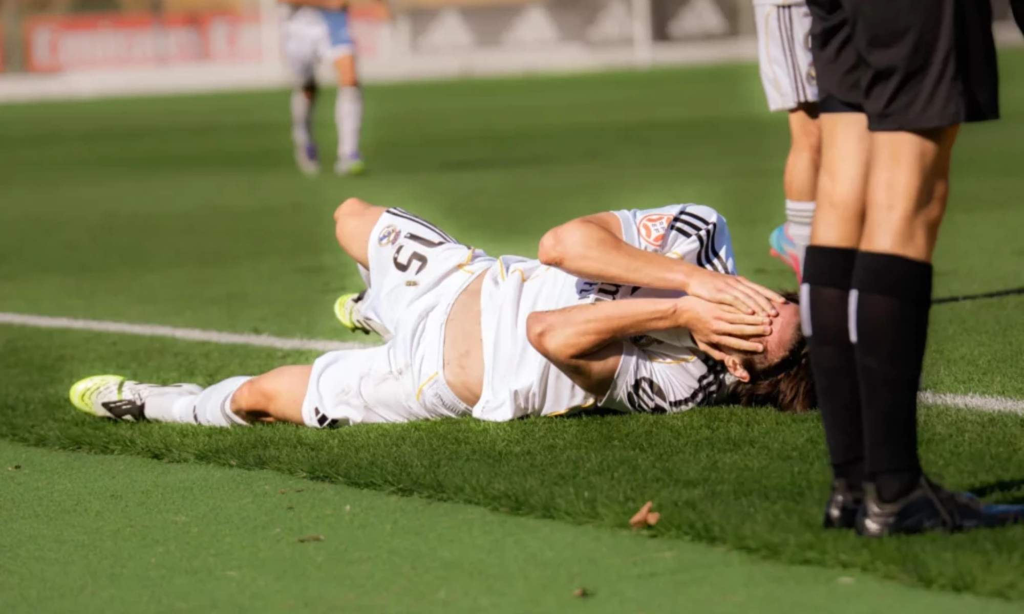 Joan Martínez, en el suelo, se duele de la agresión que recibió en el último partido del Castilla.