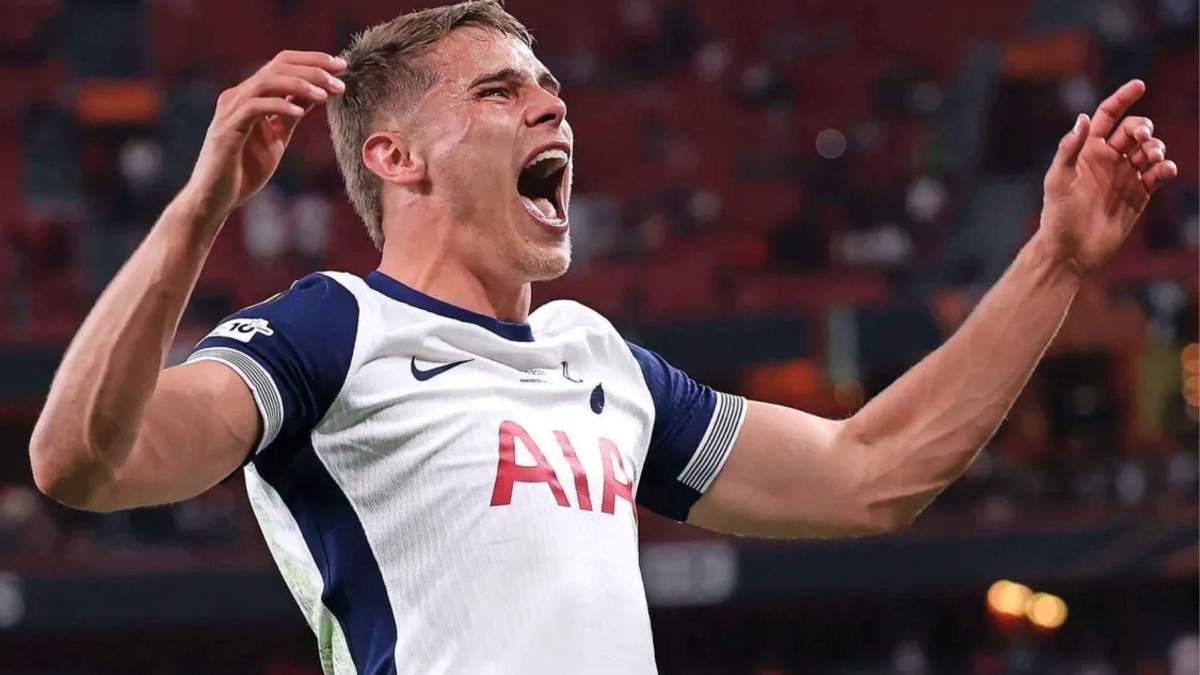 Micky van de Ven eufórico durante un partido con el Tottenham Hotspurs Micky van de Ven eufórico durante un partido con el Tottenham Hotspurs