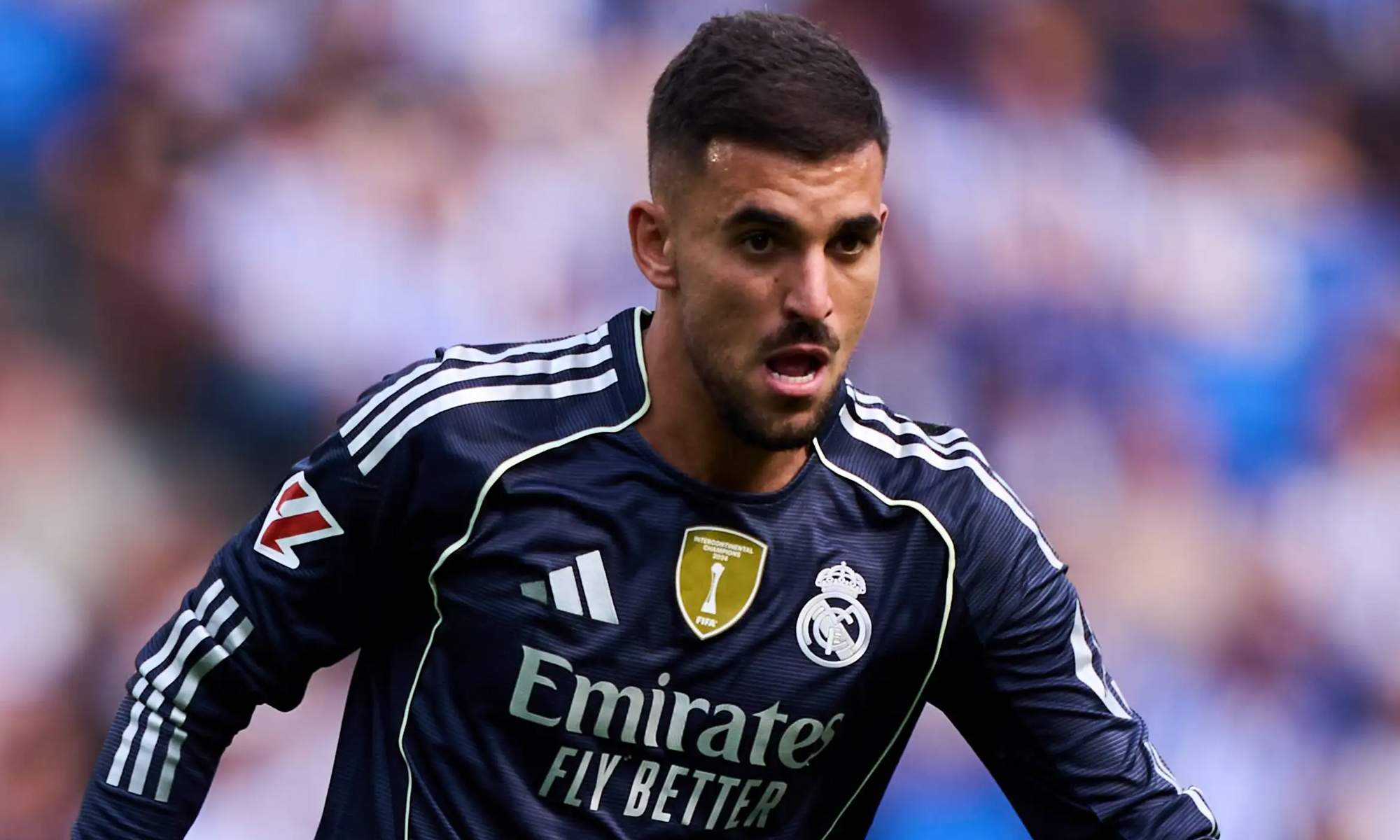 Dani Ceballos disputando un partido con el Real Madrid.