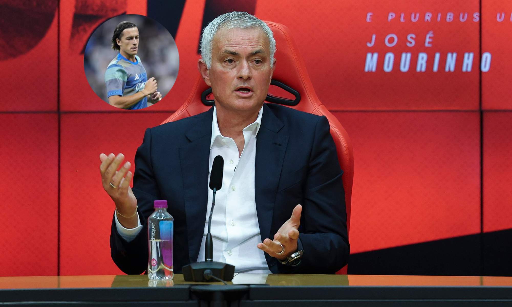José Mourinho en rueda de prensa con el Benfica y una foto de Álvaro Carreras. 