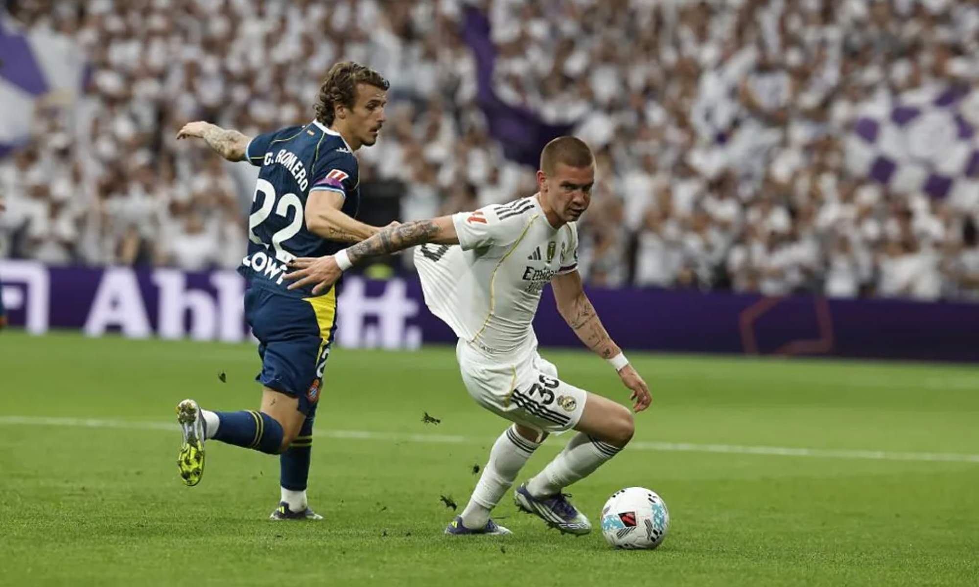 Franco Mastantuono, intentando escapar de Carlos Romero, que le agarra de la camiseta, en una acción del partido del Real Madrid ante el Espanyol.
