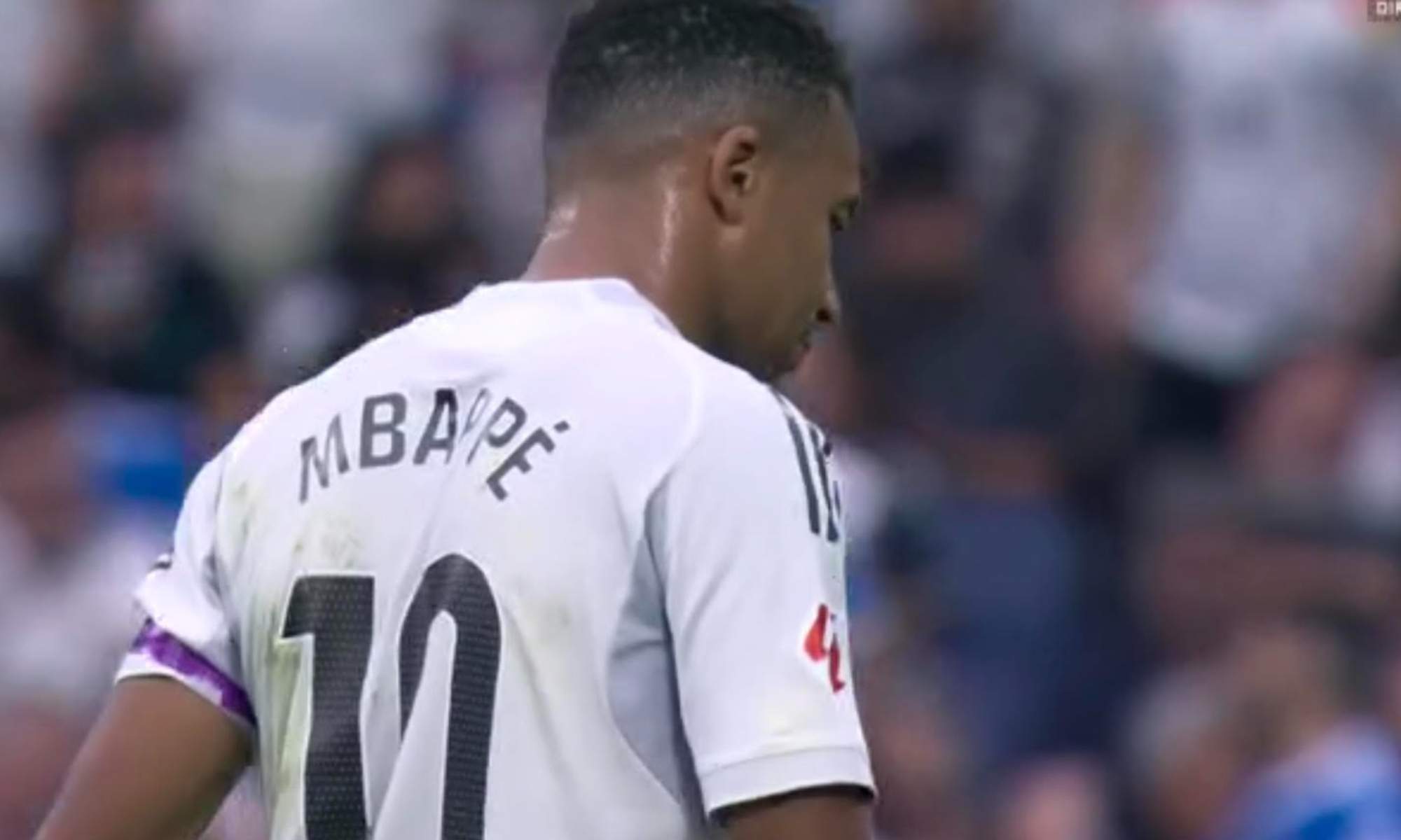 Mbappé, enfadado consigo mismo tras su fallo al borde del descanso