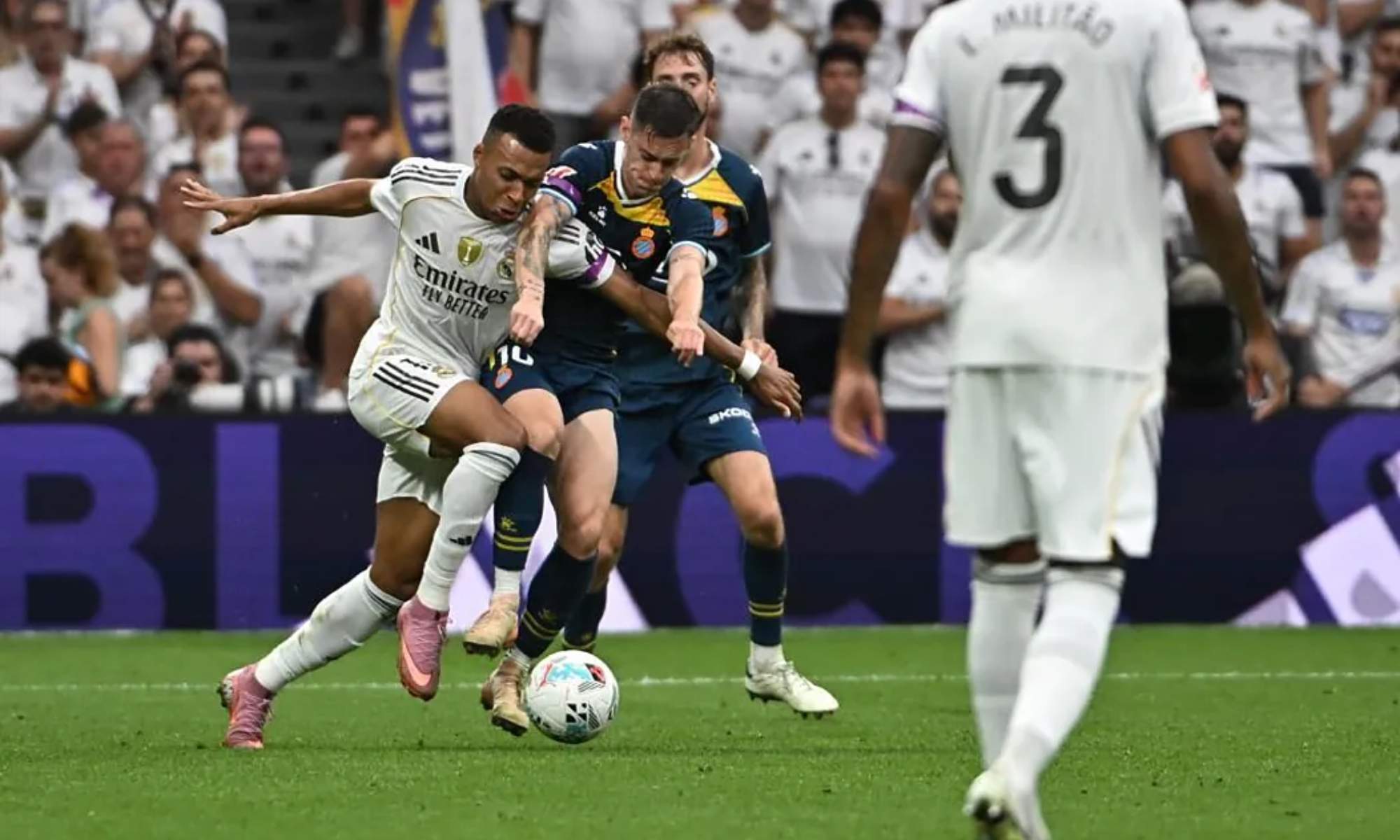 Kylian Mbappé, peleando por el balón con Pol Lozano, durante el partido de esta tarde entre el Real Madrid y el Espanyol.