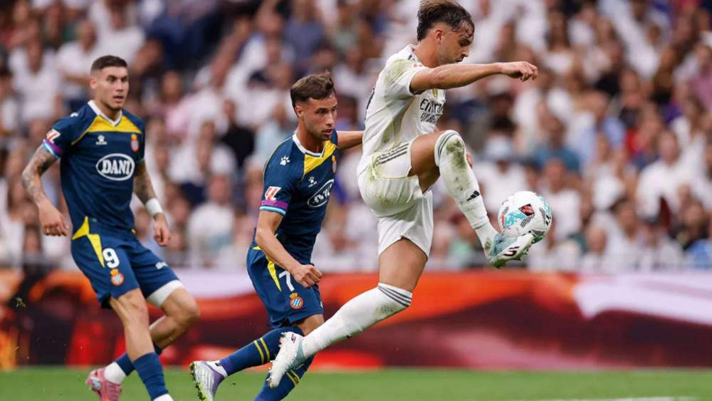 Raúl Asencio durante el partido entre Real Madrid y Espanyol Raúl Asencio durante el partido entre Real Madrid y Espanyol