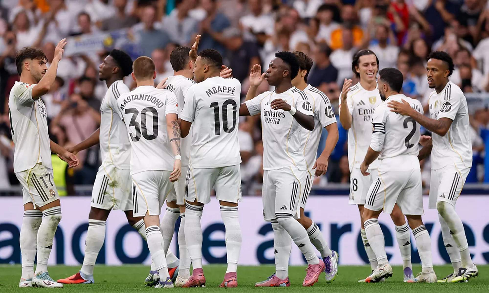 Jugadores del Real Madrid celebrando un gol contra el Espanyol.  Jugadores del Real Madrid celebrando un gol contra el Espanyol.
