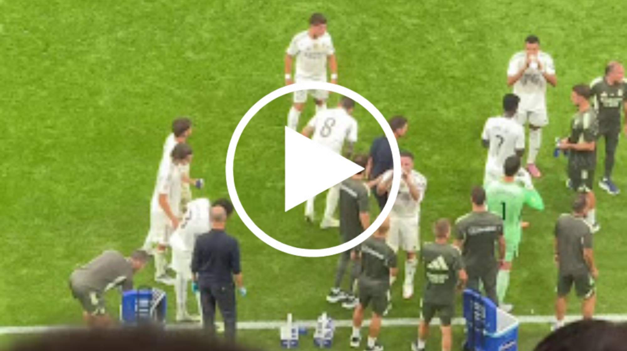 Mbappé y su clara reacción a la salida de Vinicius.  Mbappé y su clara reacción a la salida de Vinicius.