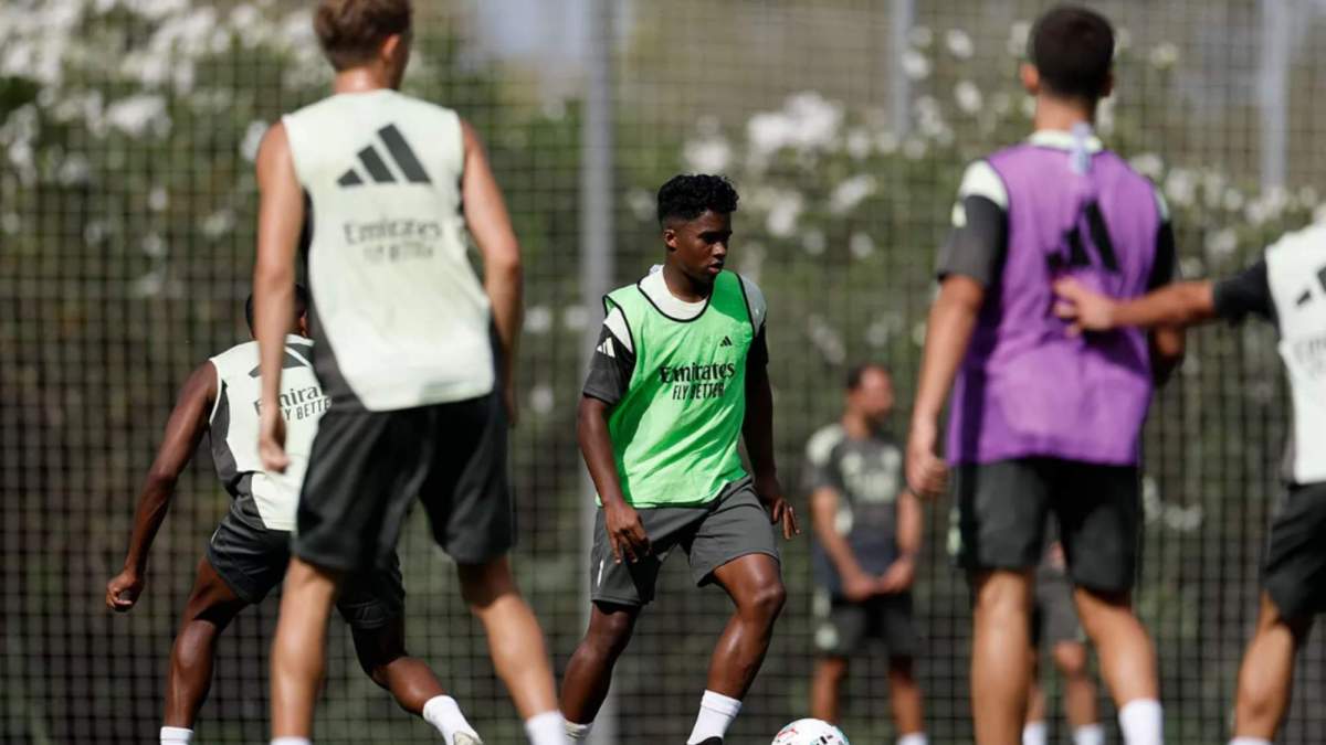 Jugadores del Real Madrid entrenando en la mañana de hoy