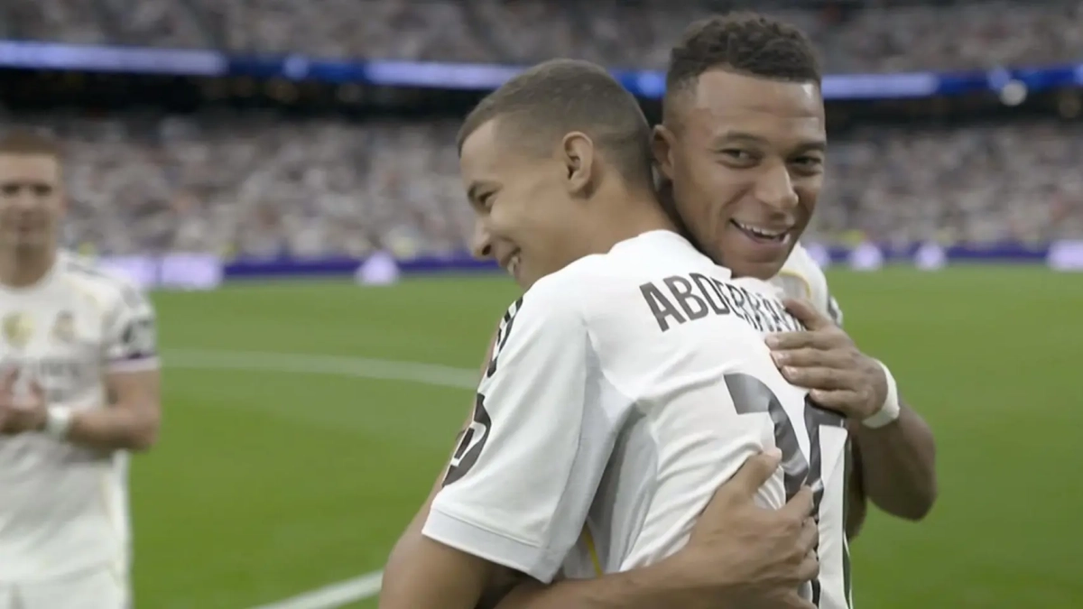 Abderrahim Ouhida abrazando a Kylian Mbappé Abderrahim Ouhida abrazando a Kylian Mbappé