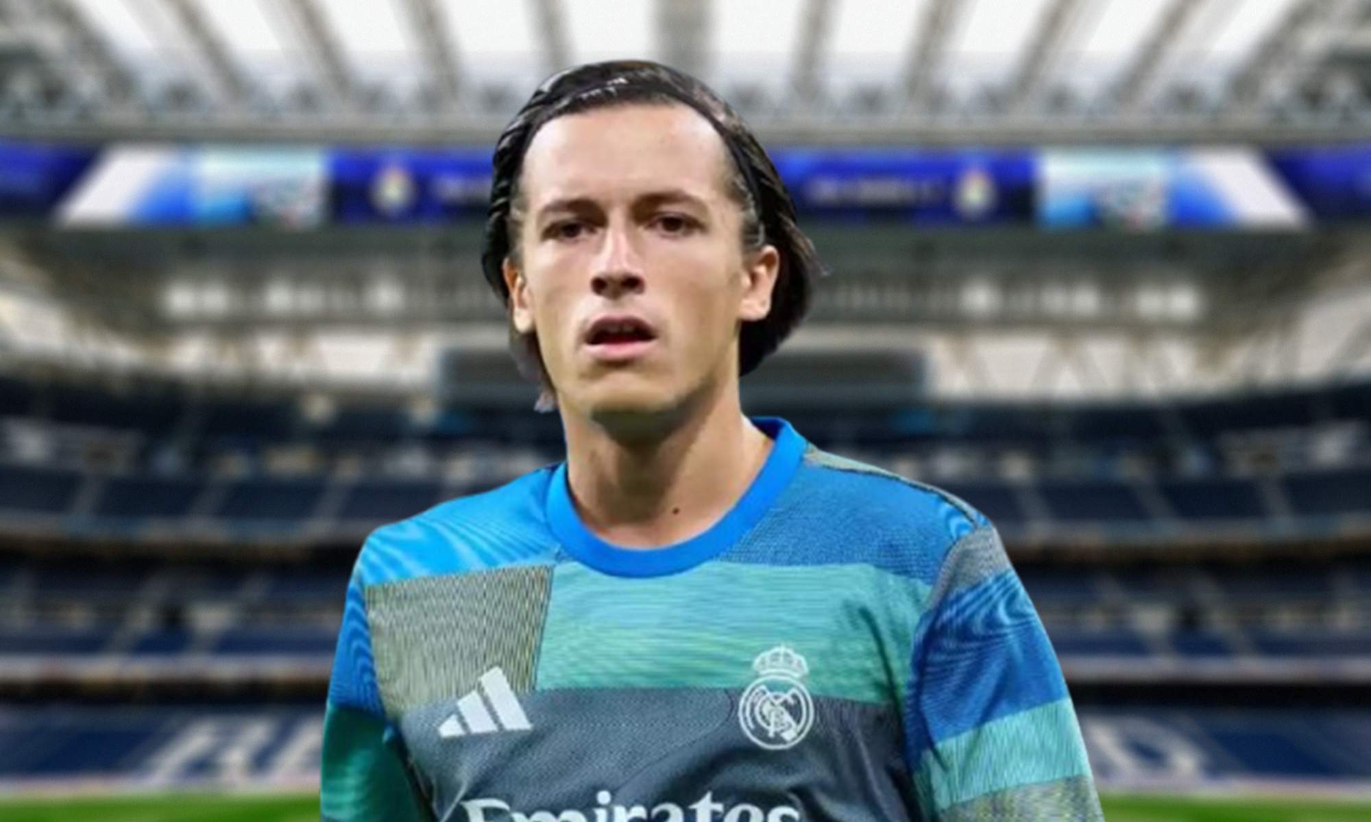 Álvaro Carreras con una sudadera del Real Madrid y el Santiago Bernabéu.