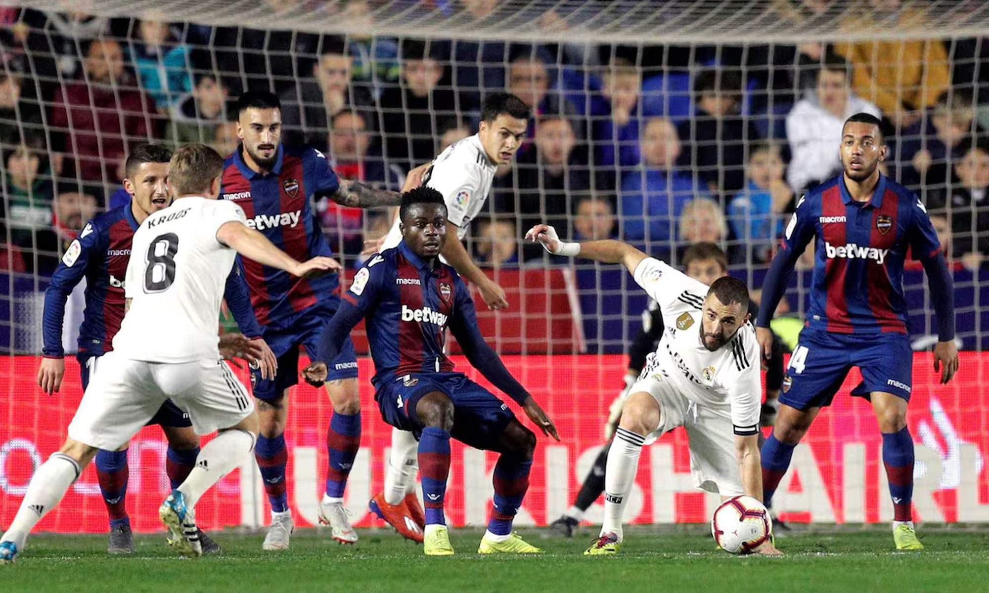 Una foto del Real Madrid jugando contra el Levante. 