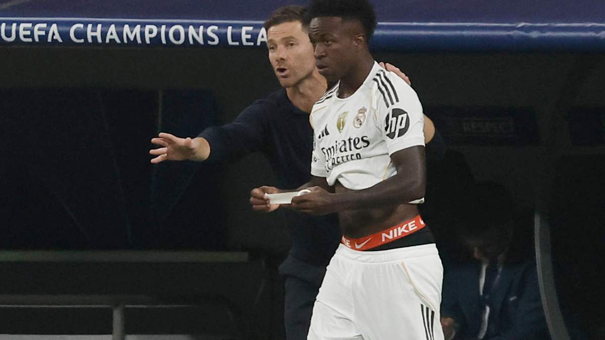 Xabi Alonso dando órdenes a Vinicius