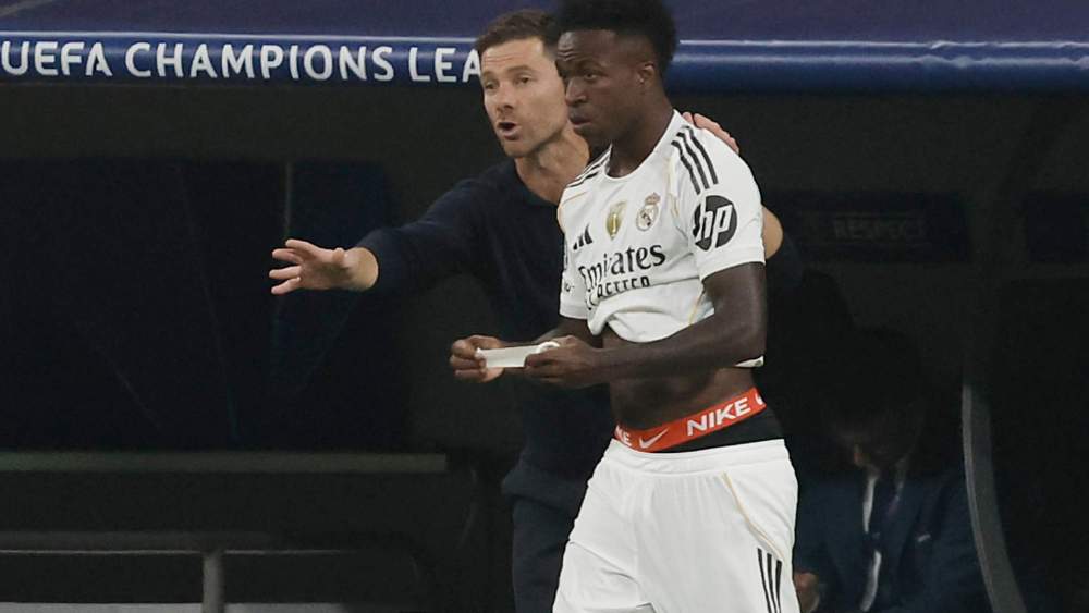 Xabi Alonso dando órdenes a Vinicius