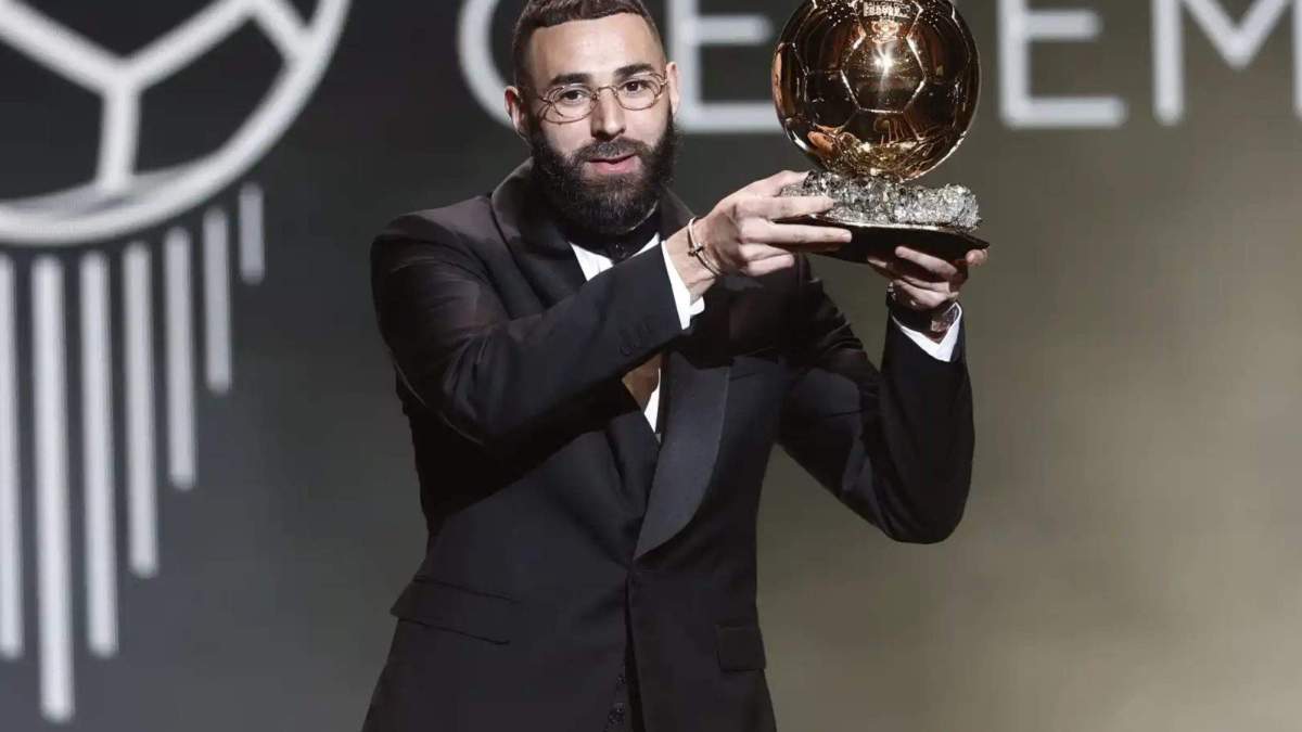 Benzema levantando el Balón de Oro
