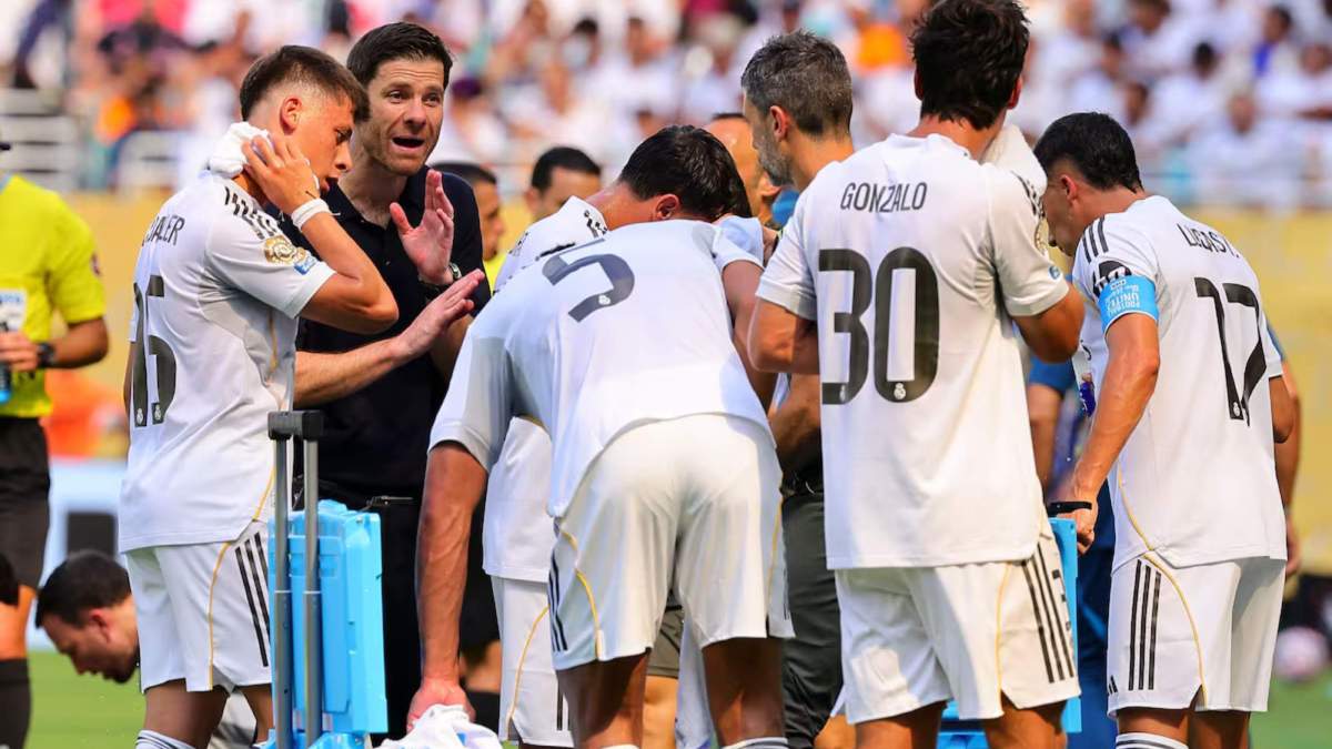 Xabi Alonso, con sus jugadores, en una pausa de hidratación durante un partido del Real Madrid.