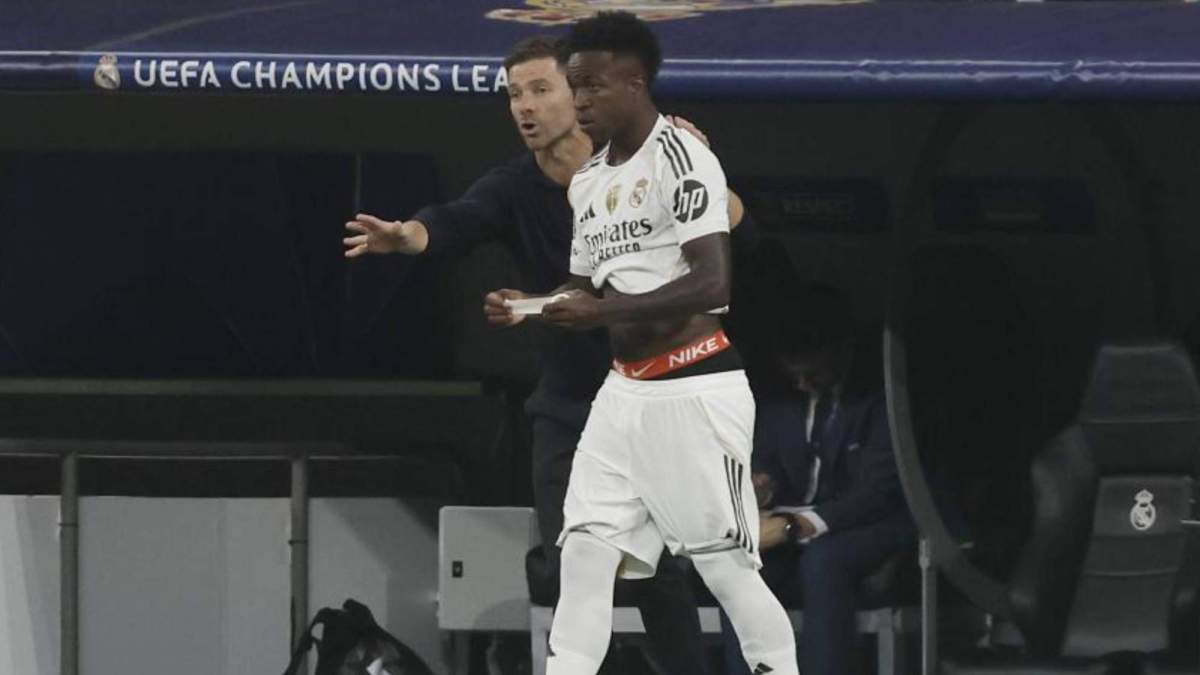Xabi Alonso y Vinicius, en el banquillo del Real Madrid en el encuentro contra el Olympique de Marsella.