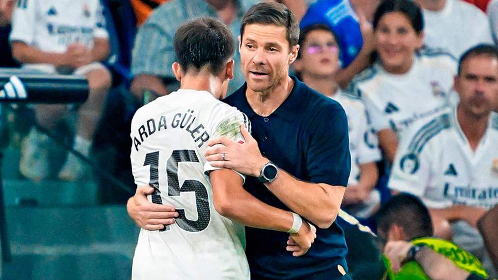 Xabi Alonso, abrazándose con Arda Güler luego de sustituirle durante un partido de esta temporada. Xabi Alonso, abrazándose con Arda Güler luego de sustituirle durante un partido de esta temporada.