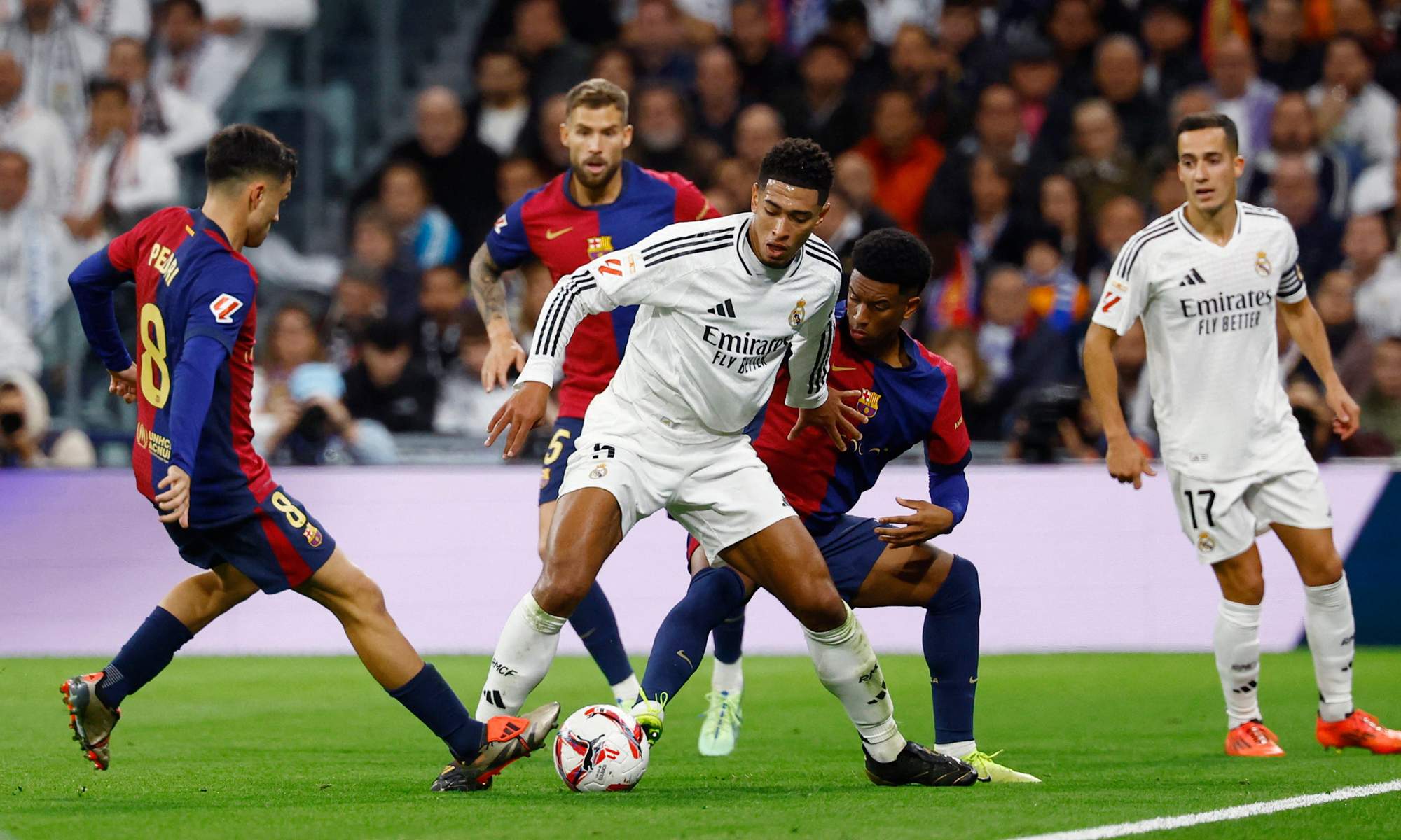 Jude Bellingham protegiendo el balón durante un Real Madrid - Barcelona.