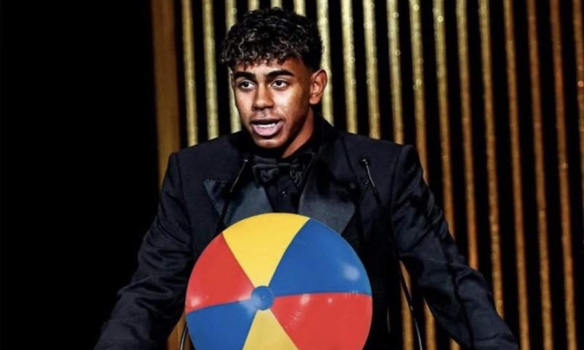 Lamine Yamal y un balón de playa. 