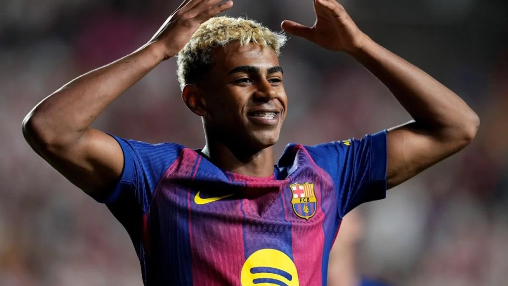 Lamine Yamal celebrando un gol con el Fútbol Club Barcelona. 