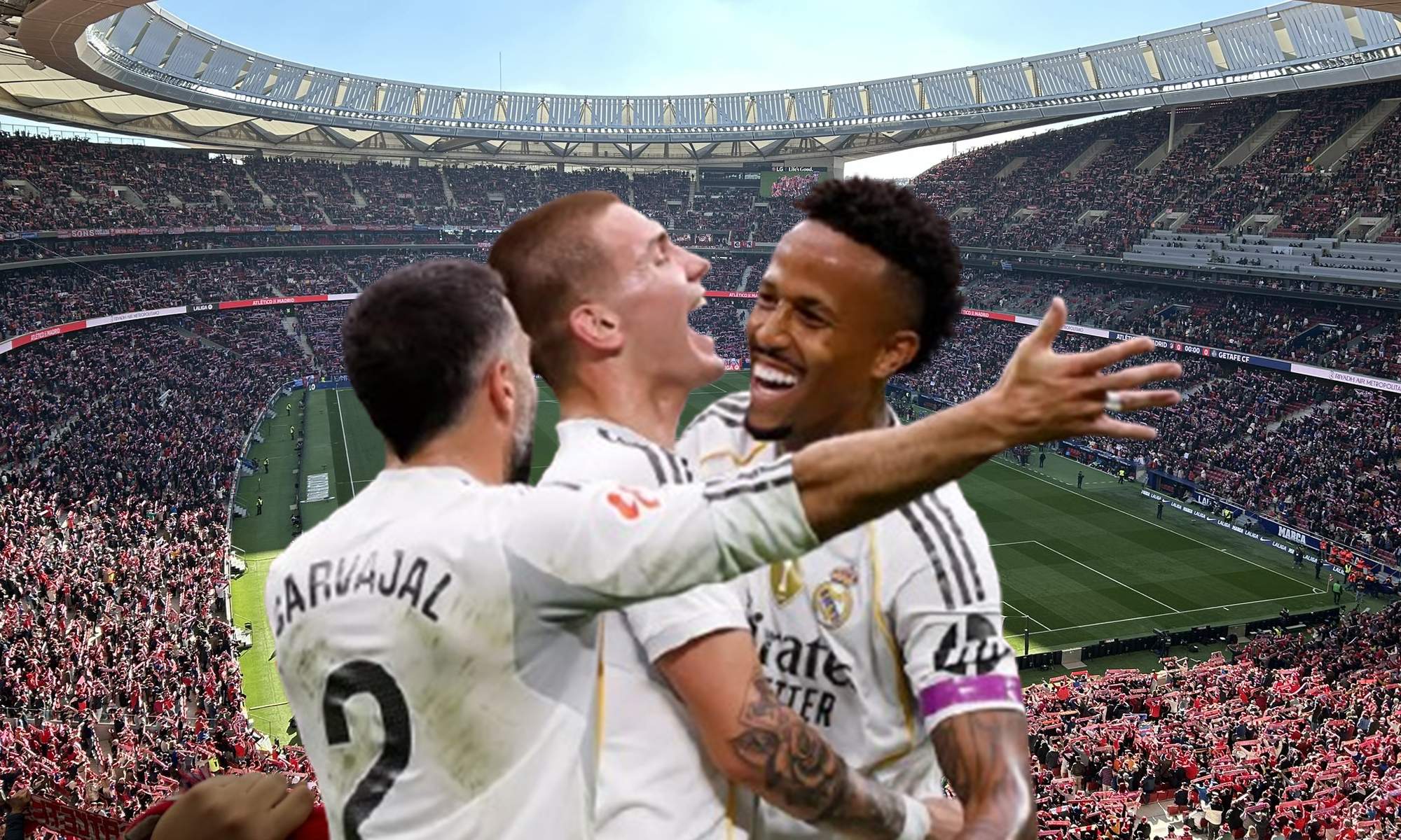 Jugadores del Real Madrid celebrando un gol y el Metropolitano. 