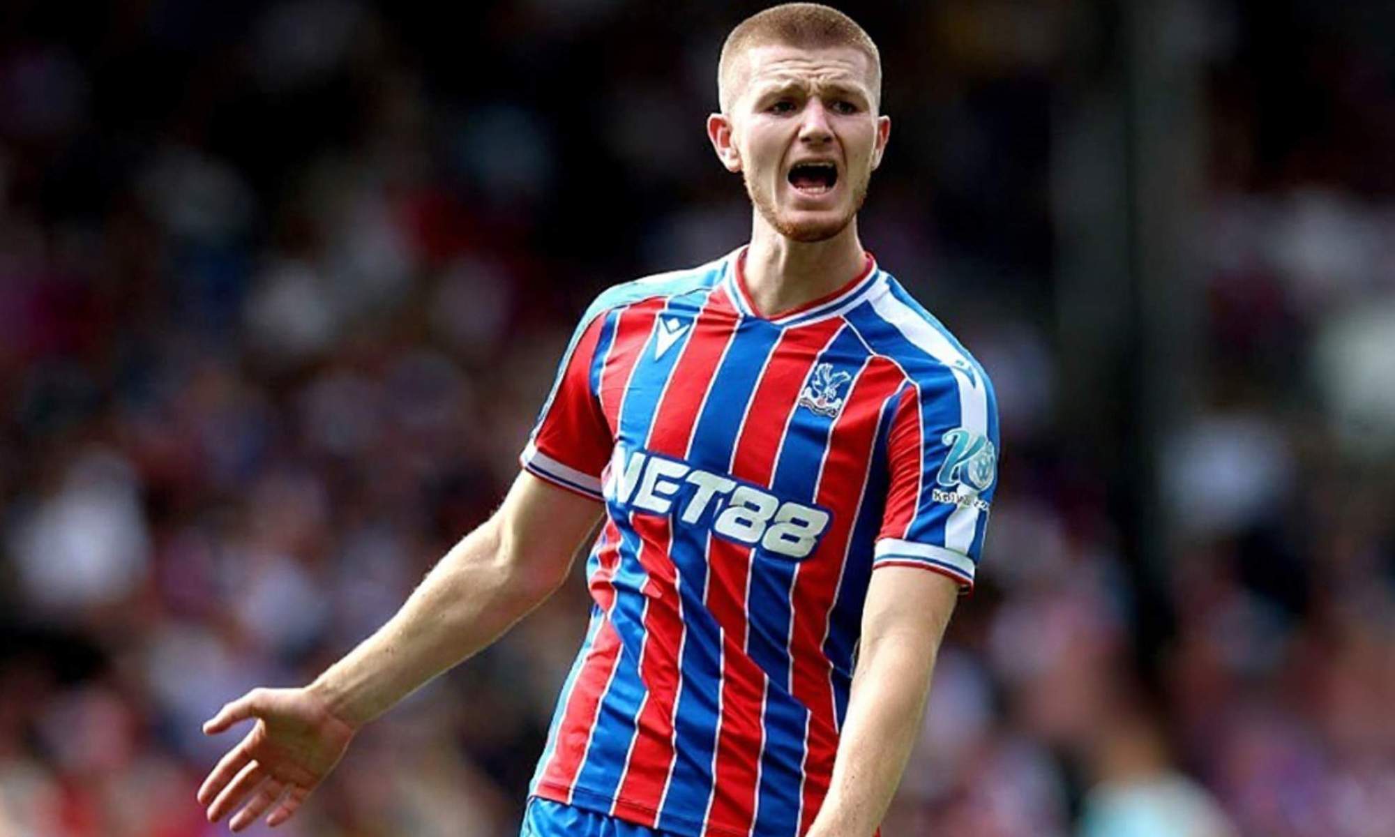 Adam Wharton disputando un partido con el Crystal Palace.