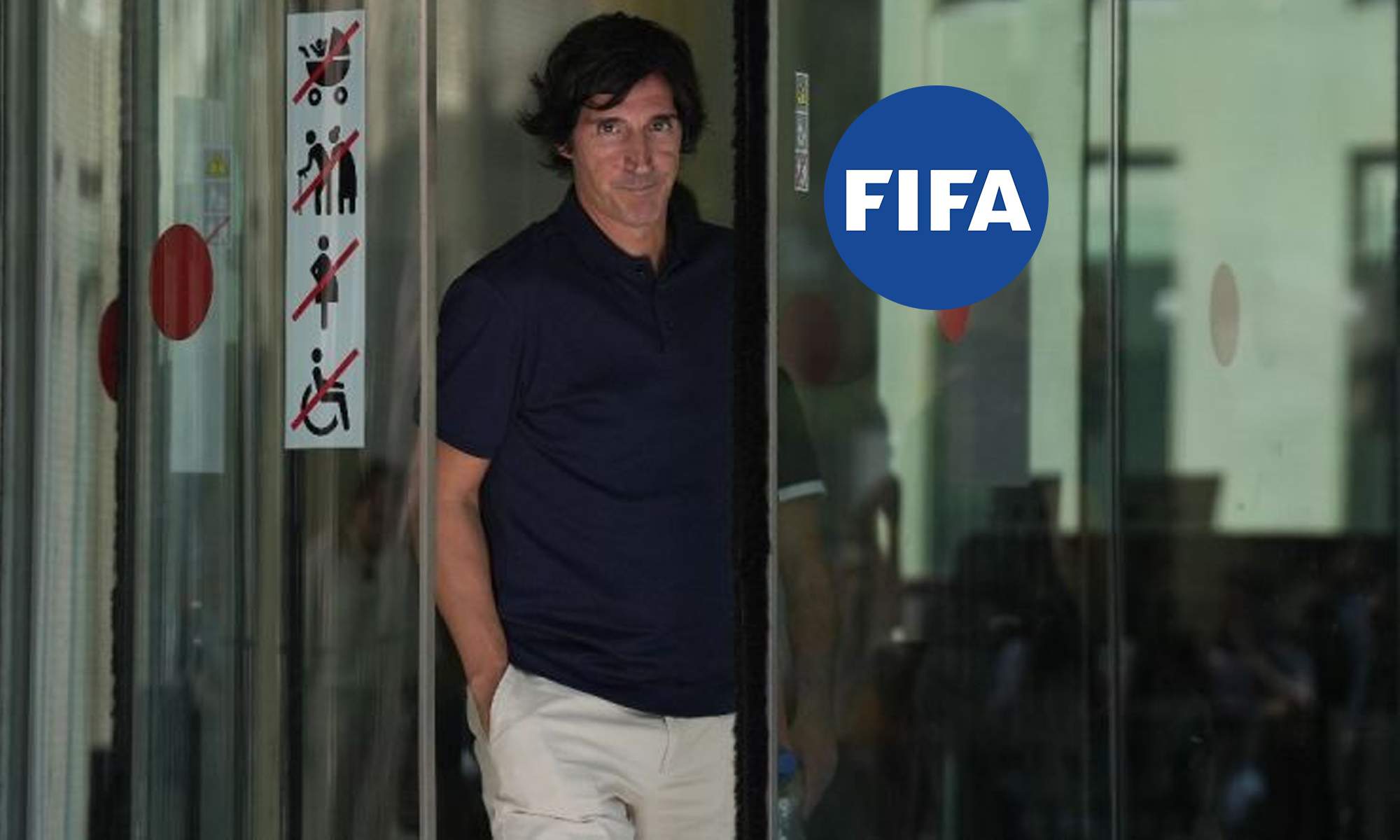 Javier Enríquez Negreira y el logo de la FIFA. 