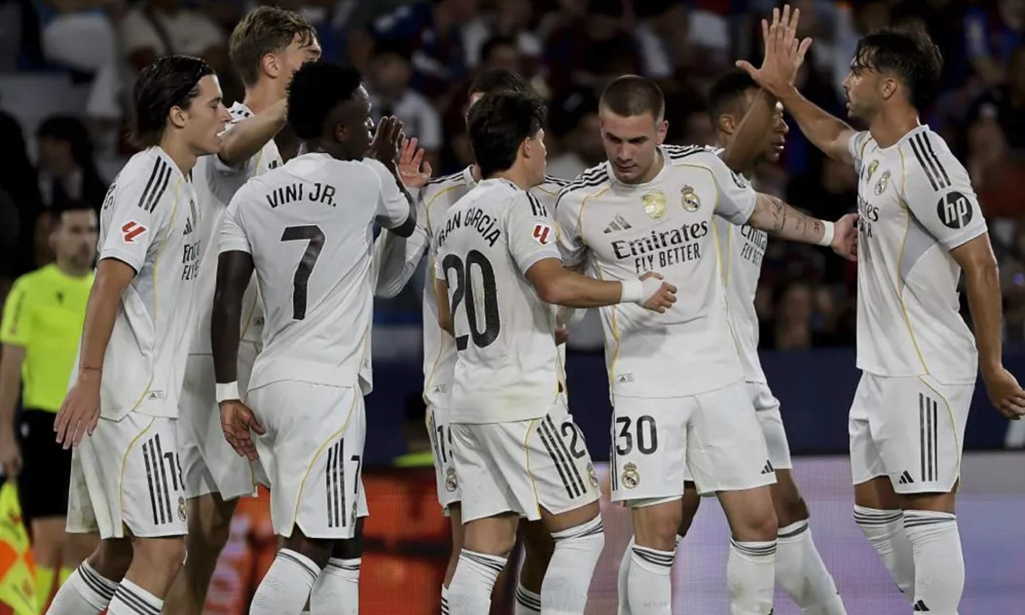Franco Mastantuono, celebrando el gol anotado al Levante, junto a sus compañeros.