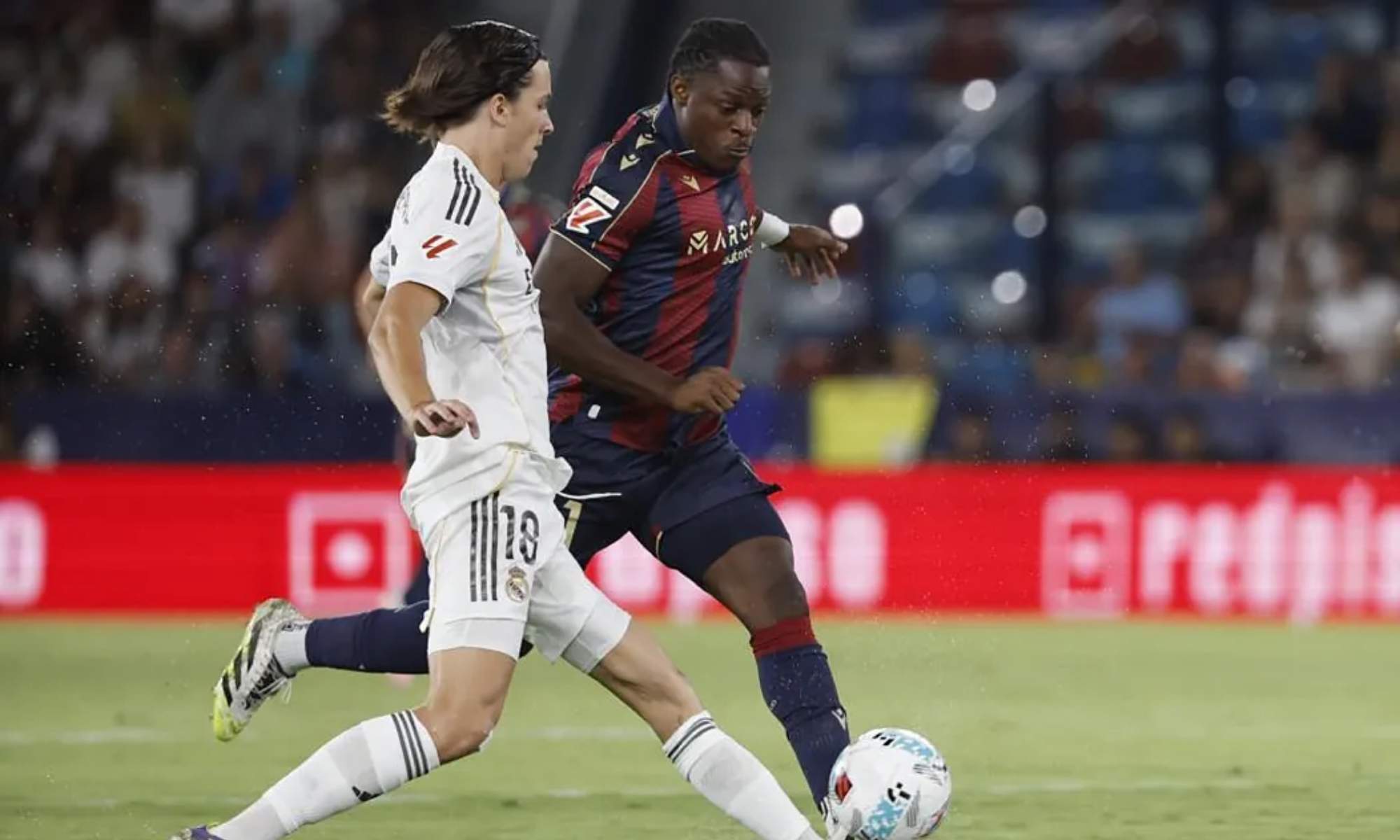 Álvaro Carreras, que jugó de central izquierdo, para un ataque de Etta Eyong, durante la primera parte del Levante-Real Madrid.